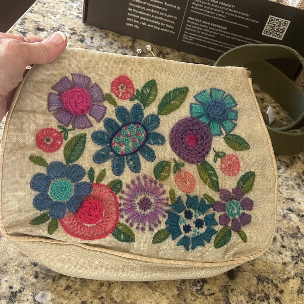 Vintage Made by Doris Floral Embroidered Linen Bag GVC